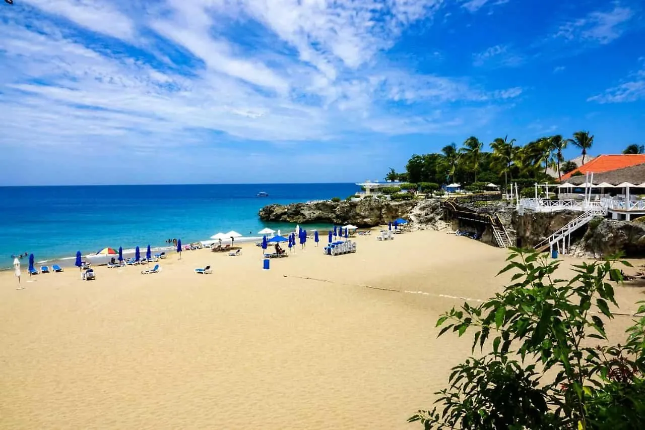 Apartment With A Large Living Room. Swimming Pool. In Downtown. Sosúa República Dominicana